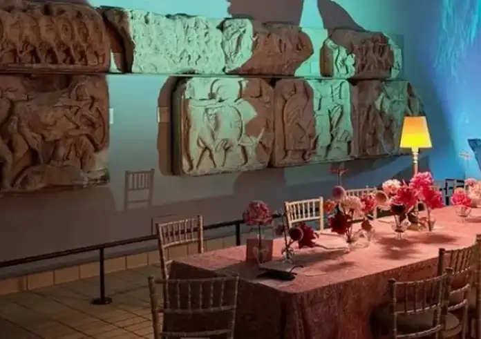 Δείπνο ανάμεσα στα Γλυπτά του Παρθενώνα – Οι ελληνικές παρουσίες που προκάλεσαν αντιδράσεις