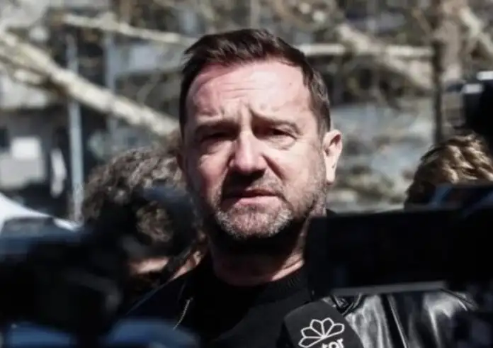 Δεν ήταν η κακιά η ώρα, ήταν η κακιά η χώρα – Ο Νίκος Πλακιάς δύο χρόνια μετά τα Τέμπη για τον πόνο, την οργή και τη δικαίωση που δεν ήρθε ακόμη