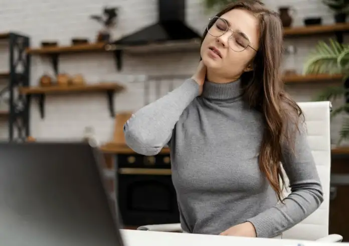 Όταν το σώμα «φωνάζει»: 6 ψυχοσωματικά σημάδια που δείχνουν ότι το άγχος έχει αρχίσει να σε επηρεάζει