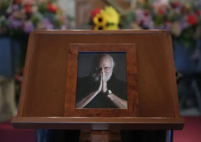 Διονύσης Σαββόπουλος: Συγκίνηση στην κηδεία του – Αλκίνοος Ιωαννίδης και Δήμητρα Γαλάνη αποχαιρέτησαν τον «Νιόνιο» με λόγια ψυχής