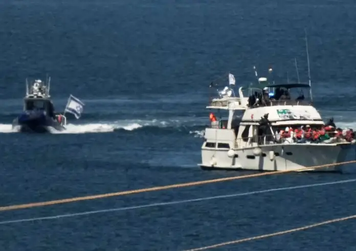 Το Ισραήλ αναχαίτισε τον στολίσκο για τη Γάζα – Σε απέλαση οι ακτιβιστές, 11 Έλληνες σε απεργία πείνας