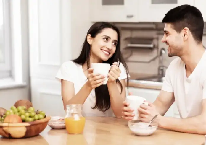 Ο «κανόνας των 10 λεπτών»: Ο απλός τρόπος για να επανασυνδεθείς με τον σύντροφό σου