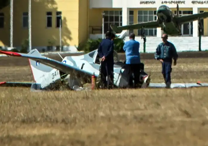 Έπεσε εκπαιδευτικό αεροσκάφος στο Τατόι – Δύο τραυματίες πιλότοι στο 251 ΓΝΑ. Βίντεο και Φωτογραφίες