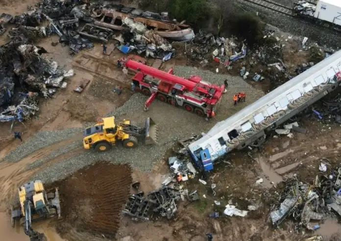 Τέμπη: «Πήραμε τα παιδιά μας σε φέρετρα, θα σκύβετε το κεφάλι!» – Έκρηξη οργής στη δίκη