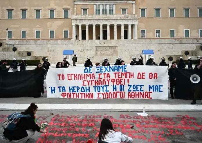 Τροπολογία για το Μνημείο του Αγνώστου Στρατιώτη: Ξαναέγραψαν τα ονόματα των θυμάτων των Τεμπών