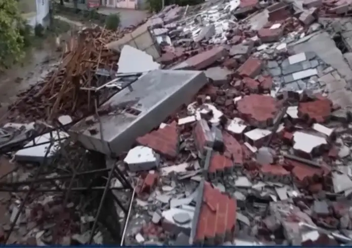 Τραγωδία στην Κωνσταντινούπολη: Κατέρρευσε επταώροφο κτήριο – Νεκρά δύο παιδιά