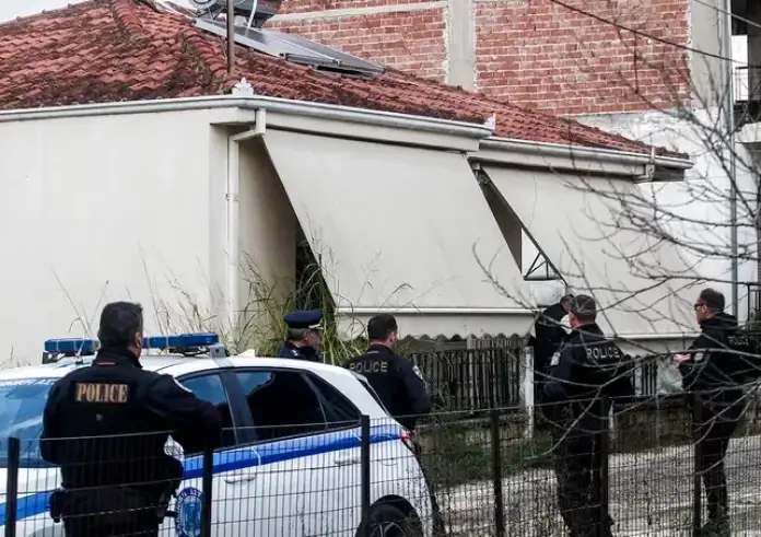 Μητροκτονία στα Τρίκαλα: Ο 18χρονος που έπνιξε τη μητέρα του αρνήθηκε να απολογηθεί στην ΕΛ.ΑΣ.