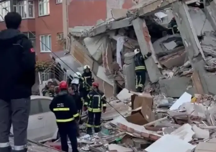 Κατέρρευσε πολυκατοικία στην Τουρκία – Φόβοι για εγκλωβισμένους στη Γκέμπζε