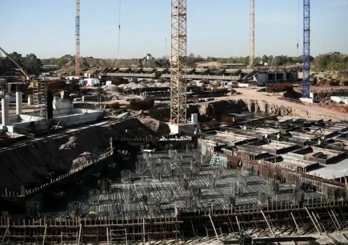 «Το σπίτι του Παναθηναϊκού παίρνει σάρκα και οστά» – Εντυπωσιακά νυχτερινά πλάνα από τον Βοτανικό