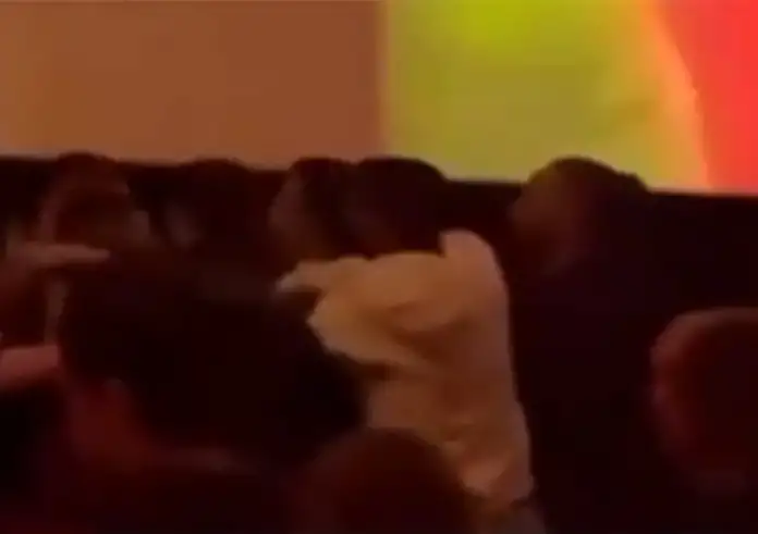 Άγριος καβγάς σε κινηματογράφο στου Ρέντη – Νεαροί έκαναν φασαρία και πιάστηκαν στα χέρια με θεατές