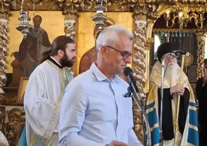 Με τα πουκάμισα έξω, ήρθες να βγάλεις λόγο τέτοια ημέρα στην εκκλησία; Απαράδεκτος. Αίσχος.