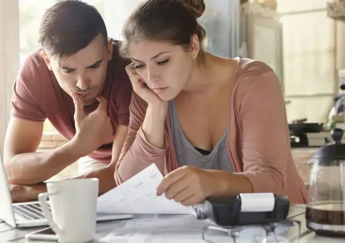 «Δεν βγαίνουν τα μαθηματικά της αγάπης»: Πώς η ακρίβεια αλλάζει ραντεβού, συγκατοίκηση και φιλίες