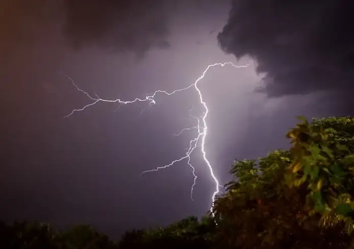 Ιωάννινα: Κεραυνός «άνοιξε» στέγη τριώροφης πολυκατοικίας – Προβλήματα σε Κόνιτσα και Ηγουμενίτσα