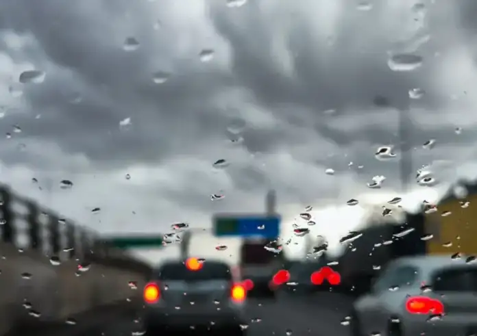 Κυκλοφοριακό χάος στην Αττική: Πλημμυρισμένοι δρόμοι και πολύωρο μποτιλιάρισμα από τη σφοδρή βροχή