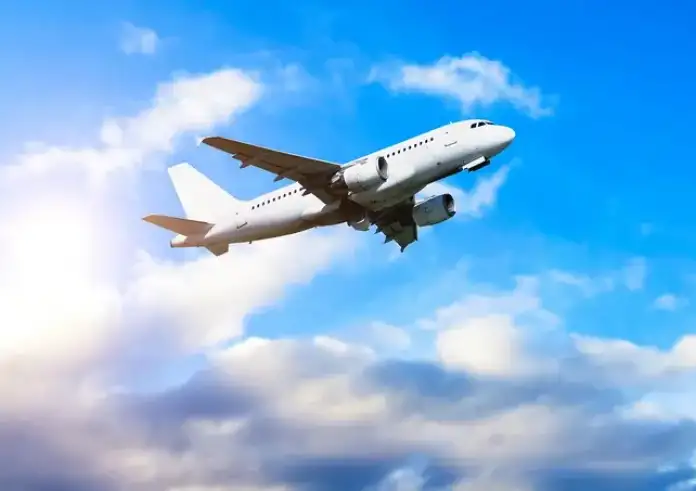 Σκηνές έντασης σε πτήση. Επιβάτιδα αποβιβάστηκε μετά από καβγά με τον σύντροφό της