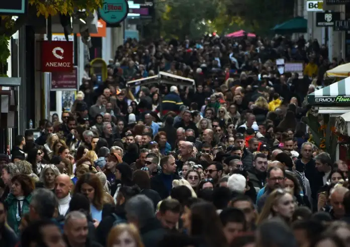 Σάββατο γεμάτο προσφορές: Καταναλωτική έκρηξη στην Ερμού με σύμμαχο τον καλό καιρό