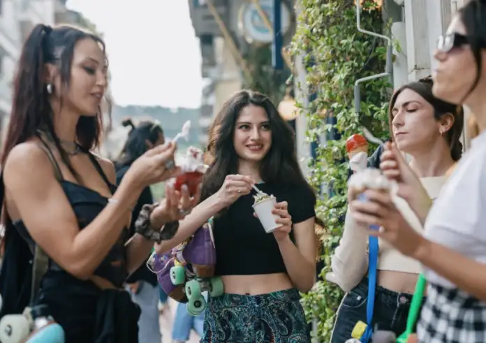 Δεν έχεις όρεξη να βγεις τα Σαββατοκύριακα; Τι μπορεί να σημαίνει, σύμφωνα με ψυχοθεραπεύτρια