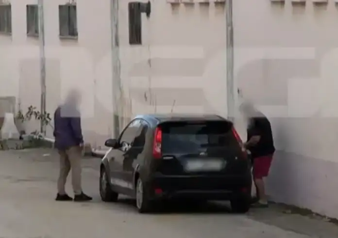 Κορυδαλλός: Σωφρονιστικός υπάλληλος έβγαλε κρατούμενο για να του επιδιορθώσει το αυτοκίνητο