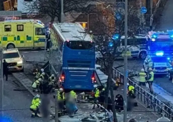 Σοβαρό τροχαίο στη Στοκχόλμη – Διόροφο λεωφορείο έπεσε σε στάση, αναφορές για πολλούς νεκρούς