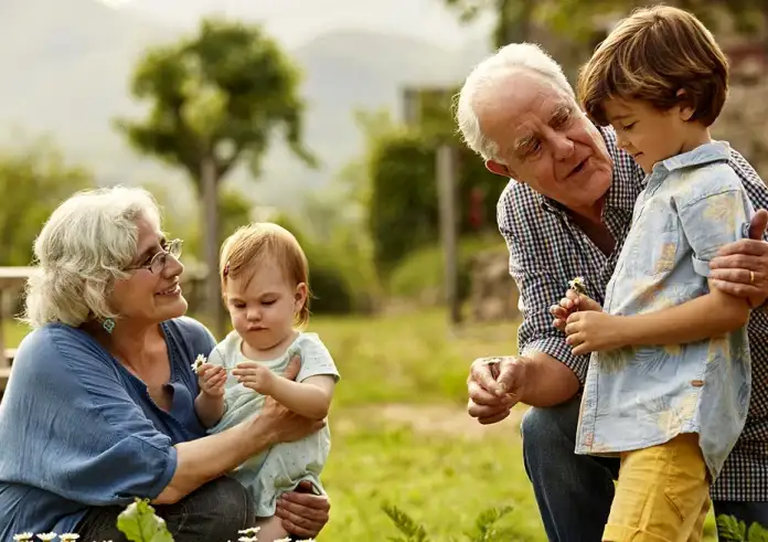 Voucher 500€: Πώς οι γιαγιάδες μπορούν να πληρώνονται νόμιμα για τη φροντίδα των εγγονιών τους