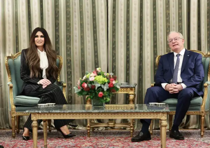 Είναι υπέροχο να επιστρέφω στην Αθήνα: Ο διάλογος της Κίμπερλι Γκίλφοϊλ με τον Κωνσταντίνο Τασούλα