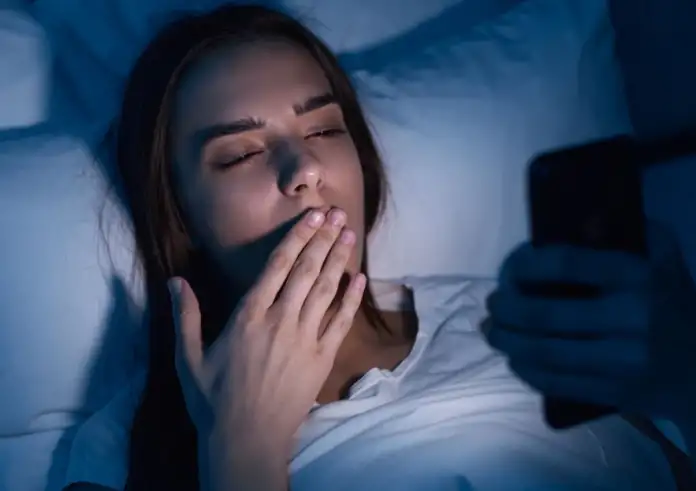 Πόσες ώρες ύπνου χάνουμε κάθε χρόνο εξαιτίας του κινητού – Τα στοιχεία που σοκάρουν