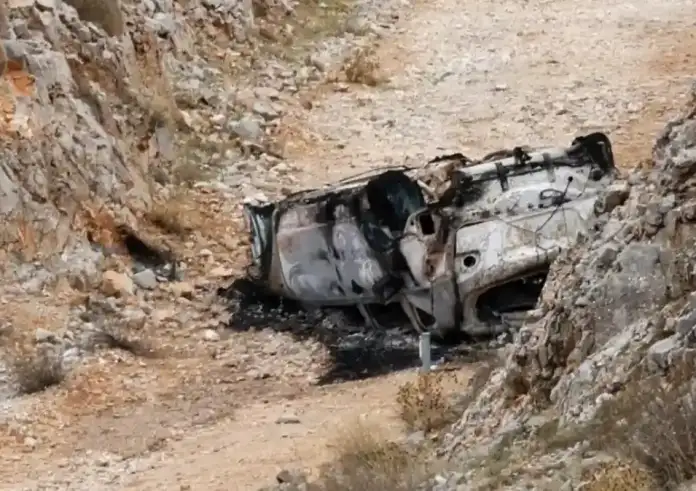 Δολοφονία Λάλα στην Αράχωβα: Καλάσνικοφ και 9άρι πιστόλι στο καμένο όχημα – Οι αρχές βλέπουν πάνω από δύο δράστες