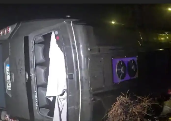 Τι λένε οι επιβάτιδες για την ανατροπή λεωφορείου στον Βόλο – Ο οδηγός έκανε ελιγμό για να αποφύγει σκύλο