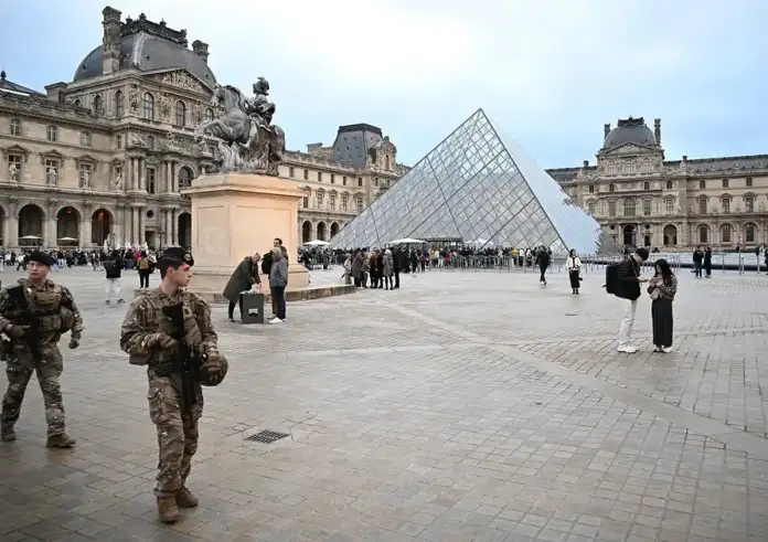 Από σταρ του YouTube σε κατηγορούμενο για τη «ληστεία του αιώνα» στο Λούβρο