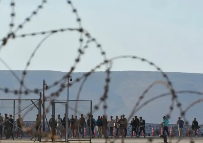Σέρρες: Εξέγερση στη δομή μεταναστών - Έκοψαν τα συρματοπλέγματα και διέφυγαν