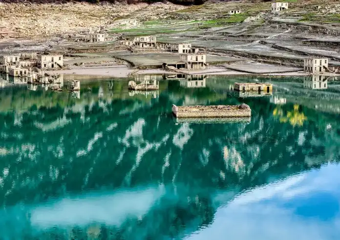 Νέες εικόνες από τη λίμνη του Μόρνου: Ξαναφάνηκε το «χωριό-φάντασμα» καθώς στερεύει το νερό