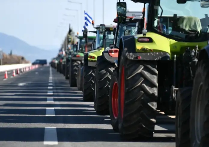 Θεσσαλία: Με ένταση και χημικά τα πρώτα μπλόκα των αγροτών σε Πλατύκαμπο και Νίκαια
