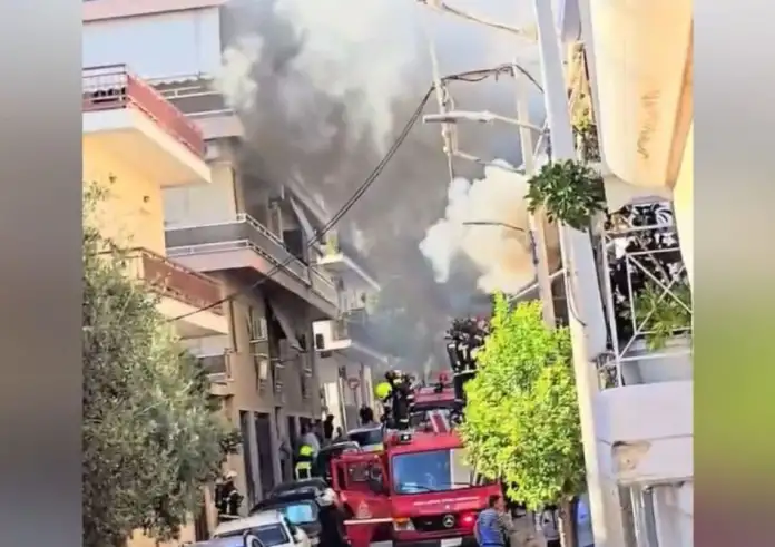 Πυρκαγιά σε διαμέρισμα στο Μπραχάμι: Μεγάλες φλόγες, εκτεταμένες ζημιές και προληπτική εκκένωση της πολυκατοικίας