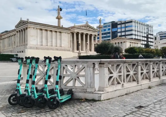 Ηλεκτρικά πατίνια στην Αθήνα: Πού απαγορεύονται και ποια είναι τα νέα όρια ταχύτητας