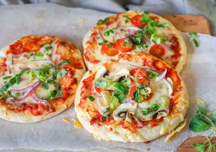 Mini πίτσες με πίτες για σουβλάκι – Το πιο εύκολο και λαχταριστό snack των 10 λεπτών