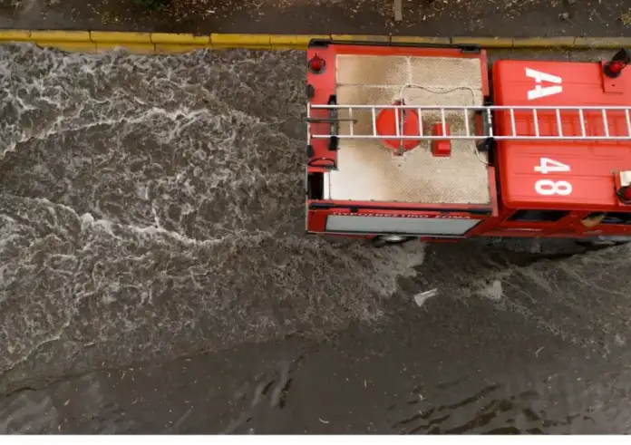 Σφοδρή κακοκαιρία σαρώνει την Ήπειρο: Εγκλωβισμοί, καταρρεύσεις και κεραυνός που διαπέρασε σκεπή