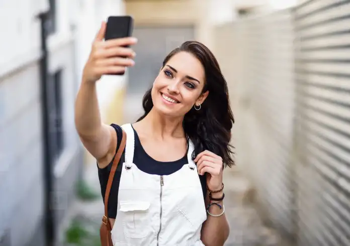 Γιατί όσο μεγαλώνουμε ποστάρουμε λιγότερο; Οι 10 λόγοι που εξηγούν τη σιωπή στα social media