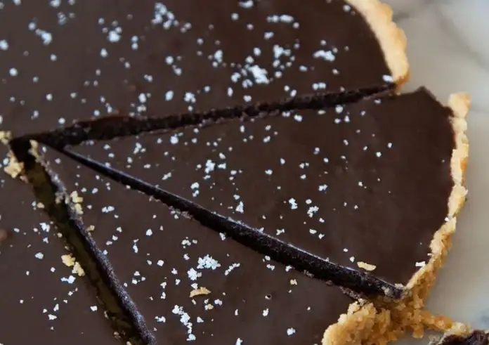 Φτιάξε την πιο εύκολη τάρτα σοκολάτας μόνο με 2 υλικά – έτοιμη σε 30’
