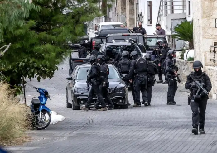 Παράδοση των τριών αδελφών για το μακελειό στα Βορίζια – Υπό δρακόντεια μέτρα ασφαλείας η περιοχή