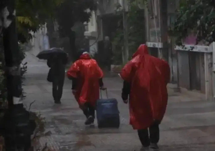 Ισχυρή καταιγίδα «παρέλυσε» την Αττική – Στο κόκκινο η κίνηση, δρόμοι-ποτάμια στο κέντρο