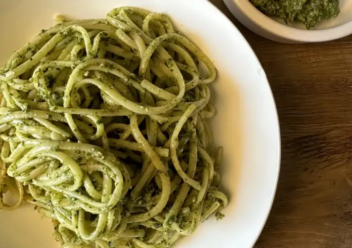 Γρήγορη μακαρονάδα με σπανάκι – Νόστιμη, ελαφριά και με μόνο 5 υλικά
