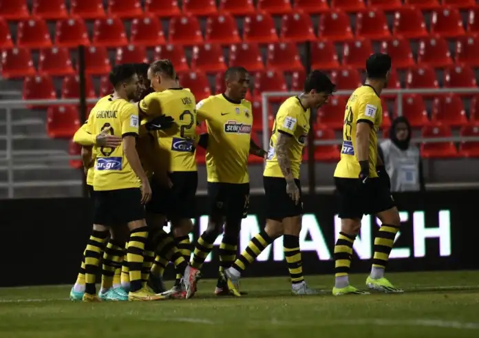 Super League: ΠΑΟΚ και ΑΕΚ στο προσκήνιο – Μάχες με Πανσερραϊκό και Παναιτωλικό