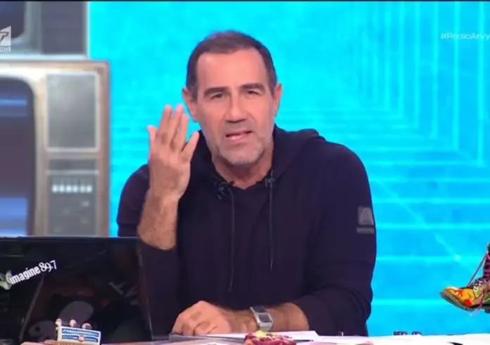 Ο Αντώνης Κανάκης ξέσπασε on air για τον Μακάριο Λαζαρίδη – «Όσο πιο αλαζόνας είσαι, τόσο πιο μπροστά θα πας»