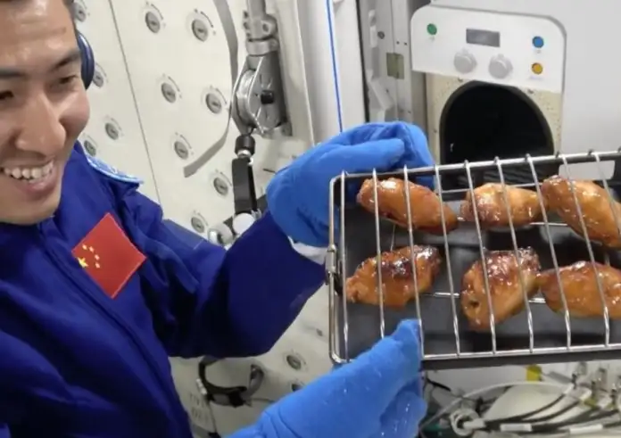 «Ψητό… σε τροχιά»: Οι Κινέζοι αστροναύτες έκαναν μπάρμπεκιου στο διάστημα με νέο φούρνο χωρίς καπνό