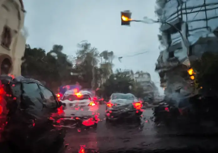 Βροχές – πλημμύρες και προειδοποιήσεις 112 σε Δυτική Ελλάδα και Αττική. Προβλήματα από την κακοκαιρία