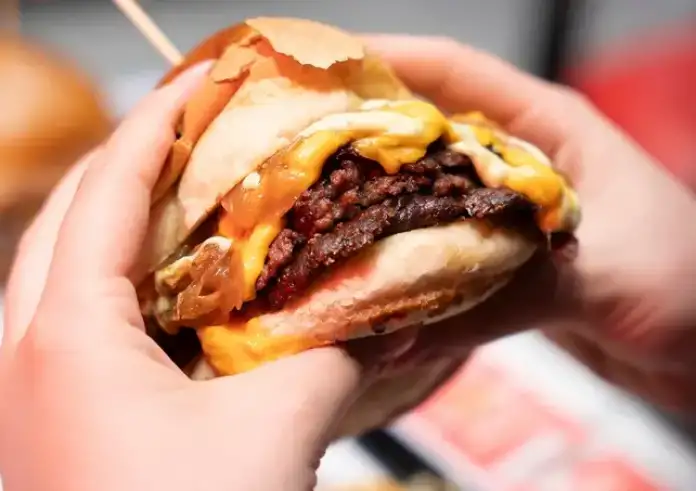 Διαδικτυακό challenge: Διασωληνώθηκε γιατί κατάπιε ολόκληρο μπέργκερ χωρίς να το μασήσει