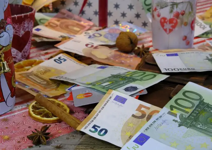 Δώρο Χριστουγέννων 2025: Πότε πληρώνεται, ποιοι το δικαιούνται και πώς υπολογίζεται