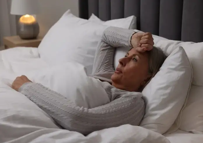 Πώς οι γυναίκες μπορούν να αντιμετωπίσουν φυσικά τα συμπτώματα της εμμηνόπαυσης