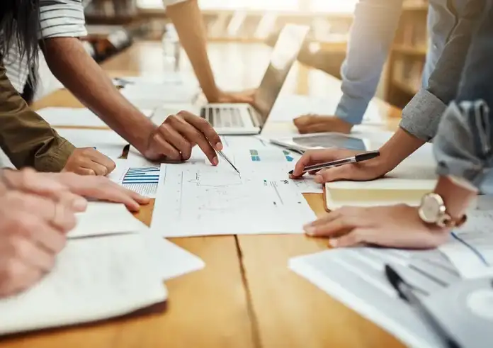 Generation Z στην Ελλάδα: Μορφωμένοι, αγχωμένοι και «μια ανάσα» πριν τη μετανάστευση