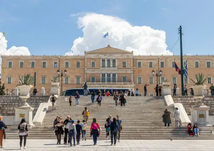 «Ρεκόρ στα μερίσματα – στασιμότητα στους μισθούς»: Η αντιφατική εικόνα της ελληνικής οικονομίας